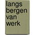 Langs bergen van werk
