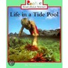 Life in a Tide Pool door Allan Fowler