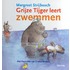 Grijze tijger leert zwemmen