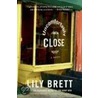 Uncomfortably Close door Lily Brett