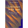 Zwerfstenen in het zand door P. van Middelaar