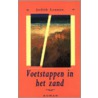 Voetstappen in het zand by Judith Lennox