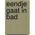 Eendje gaat in bad