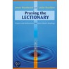 Praying The Lectionary door Leslie Houlden