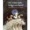 De wilde baby krijgt een hond