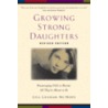 Growing Strong Daughters door Lisa Graham McMinn