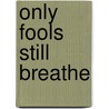 Only Fools Still Breathe door Lynette Vines Calvert