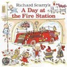 A Day at the Fire Station door Richard Scarry