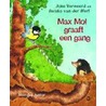Max Mol graaft een gang