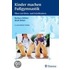 Kinder machen Fußgymnastik