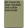 De vrouw die haar meubels met suiker bestrooide