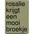 Rosalie krijgt een mooi broekje