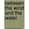Between the Wind and the Water door Caroline Wickham-Jones