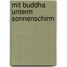 Mit Buddha unterm Sonnenschirm door Onbekend