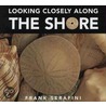 Looking Closely Along the Shore door Frank Serafini