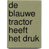 De blauwe tractor heeft het druk by K. Barnes