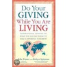 Do Your Giving While You Are Living door Robyn Spizman