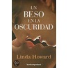 Un beso en la oscuridad / Kiss Me While I Sleep door Linda Howard