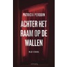 Achter het raam op de wallen