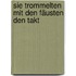 Sie trommelten mit den Fäusten den Takt