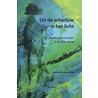 Uit de schaduw in het licht by Martha Beuckens-Vries