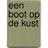 Een boot op de kust