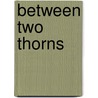 Between Two Thorns door Emma Newman