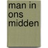 Man in ons midden