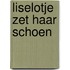 Liselotje zet haar schoen