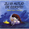 Zij is altijd de eerste! door Hiawyn Oram