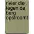 Rivier die tegen de berg opstroomt