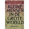 Kleine mensen in de grote wereld door A. den Doolaard