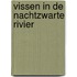 Vissen in de nachtzwarte rivier