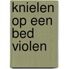 Knielen op een bed violen