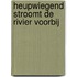 Heupwiegend stroomt de rivier voorbij
