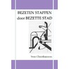 Bezeten stappen door bezette stad by Sven Christhansson