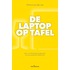 De laptop op tafel