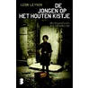 De jongen op het houten kistje door Leon Leyson