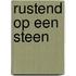 Rustend op een steen
