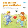 Bas en Tom gaan voetballen door Marjanka van Maurik