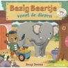 Bezig Beertje voert de dieren door Benji Davies