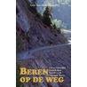 Beren op de weg by Gijs Van Middelkoop
