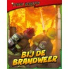 Bij de brandweer vuur bestrijden by Nick Hunter