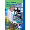 Werkplek en werkhouding in het laboratorium door Iris van 'T. Leven