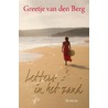Letters in het zand door Greetje van den Berg