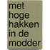 Met hoge hakken in de modder