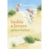 Saskia en Jeroen spelen buiten by Jaap ter Haar