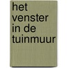 Het venster in de tuinmuur by Tom Hage