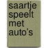 Saartje speelt met auto’s
