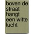 Boven de straat hangt een witte lucht